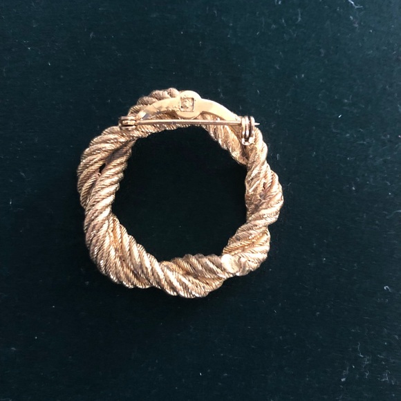 Brooch. Gold tone rope design. - Picture 3 of 4